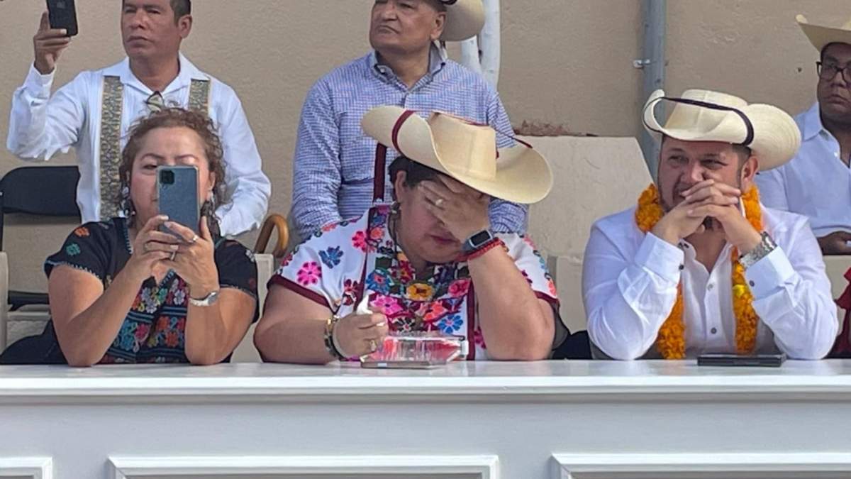 Aída Martínez, titular de la Secretaría de Cultura del Guerrero (al centro) captada en el Paseo del Pendón en Chilpancingo el domingo 21 de diciembre de 2025