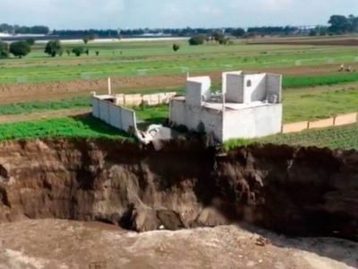 Socavón de Puebla "se traga" una barda de vivienda aledaña