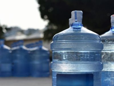 No tires los bidones de agua: convertilos en cestas decorativas perfectas para guardar desde mantas hasta juguetes