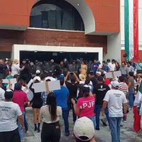 Magistrado recibe piedrazo durante trifulca afuera del Congreso de Colima; avalan reforma judicial