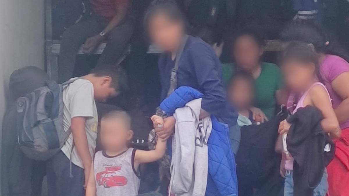 Migrantes que viajaban a bordo de un tráiler en Veracruz