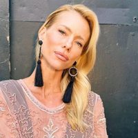 Nicole Neumann le saca provecho a la prenda más versátil que seguro tenés archivada en tu placard