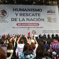 Minuto de silencio en honor a Carlos Payán Velver en mitin convocado por AMLO en el Zócalo