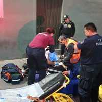Mujer en presunta situación de calle da a luz afuera del Metro Guelatao