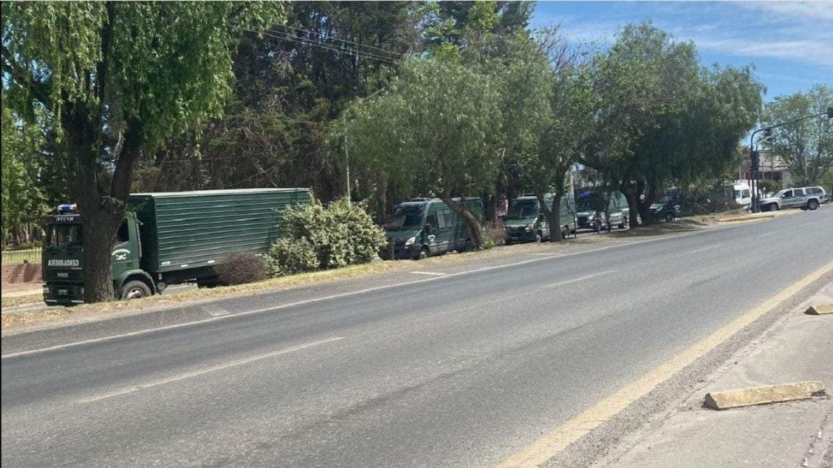 Camiones, camionetas y hasta vehículos hidrantes componen el comando antibloqueos para Vaca Muerta. Fuente: (Mejor Informado)