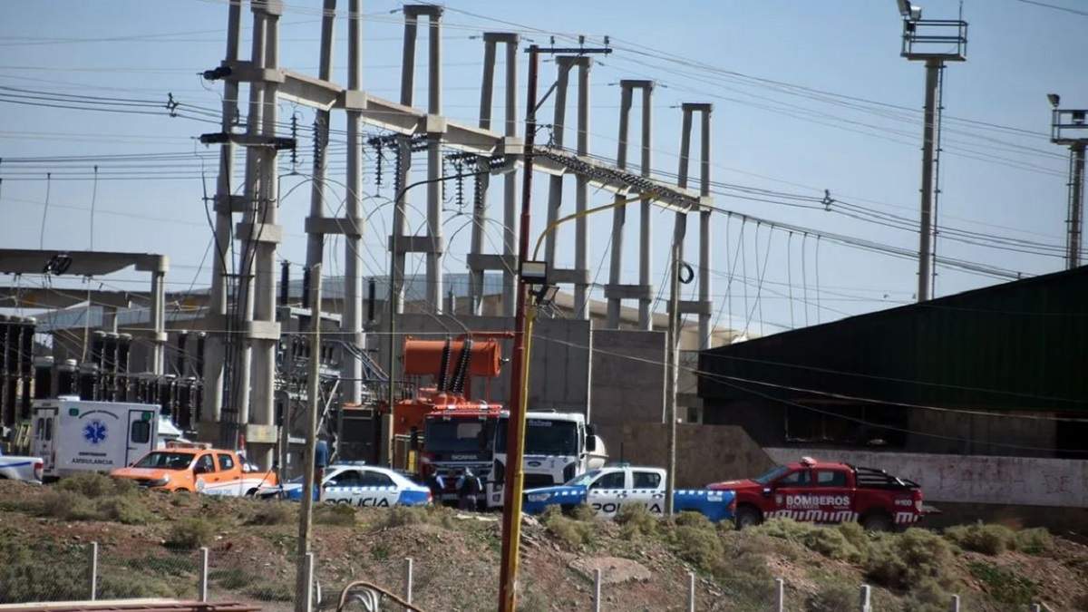 Ambulancias, bomberos y policías trabajaron en el lugar del accidente. Fuente: (LMNeuquén)