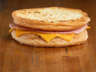Fácil, rápido y económico: el secreto para preparar los tostados mucho más ricos de los que venden en McDonald's