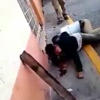 Policías capitalinos rescatan a dos presuntos delincuentes de linchamiento