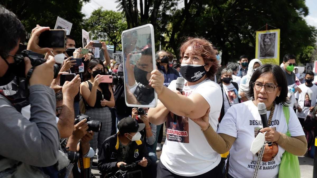 Integrantes del Colectivo Voz de los desaparecidos se manifestaron frente a la Fiscalía General del Estado