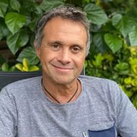 Ladrillos a la vista, madera y calidez: así es la mansión de Sergio Lapegüe