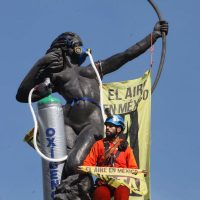 Greenpeace le pone mascarilla y tanque de oxígeno a la Diana Cazadora; demanda 'aire limpio” (Video)