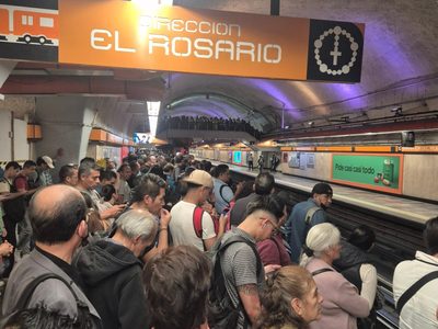 Paralizan la Línea 7 del Metro por joven que cayó a las vías