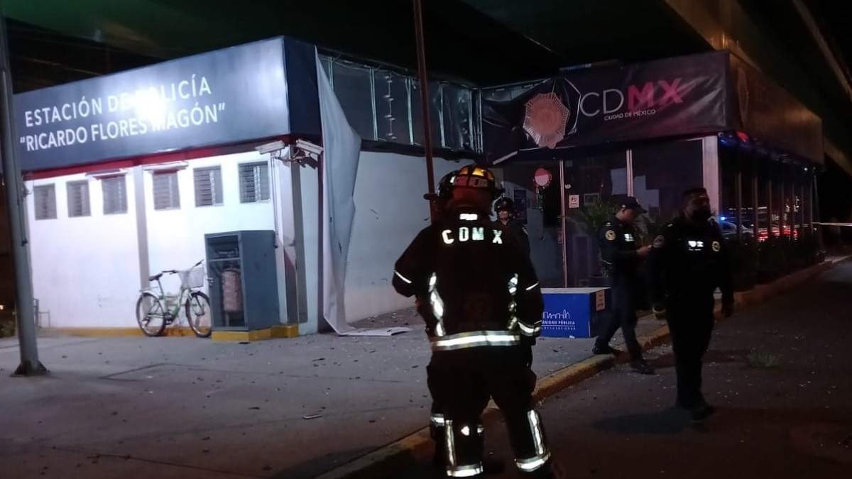 Bomberos acudieron a la estación de policía