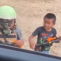 “Pura Mayiza viejón”, dicen niños que juegan a montar un retén del narco (Video)