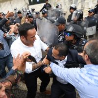Winckler dice que remoción es ilegal y responsabiliza a AMLO y a García por su integridad