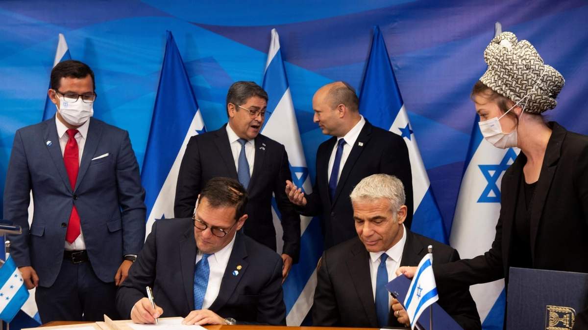 Delegaciones diplomáticas del Israel y Honduras firman el traslado oficial del la embajada. Fuente: (Twitter)