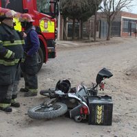 Indignación en Centenario: una mujer chocó a un repartidor de delivery y se dio a la fuga