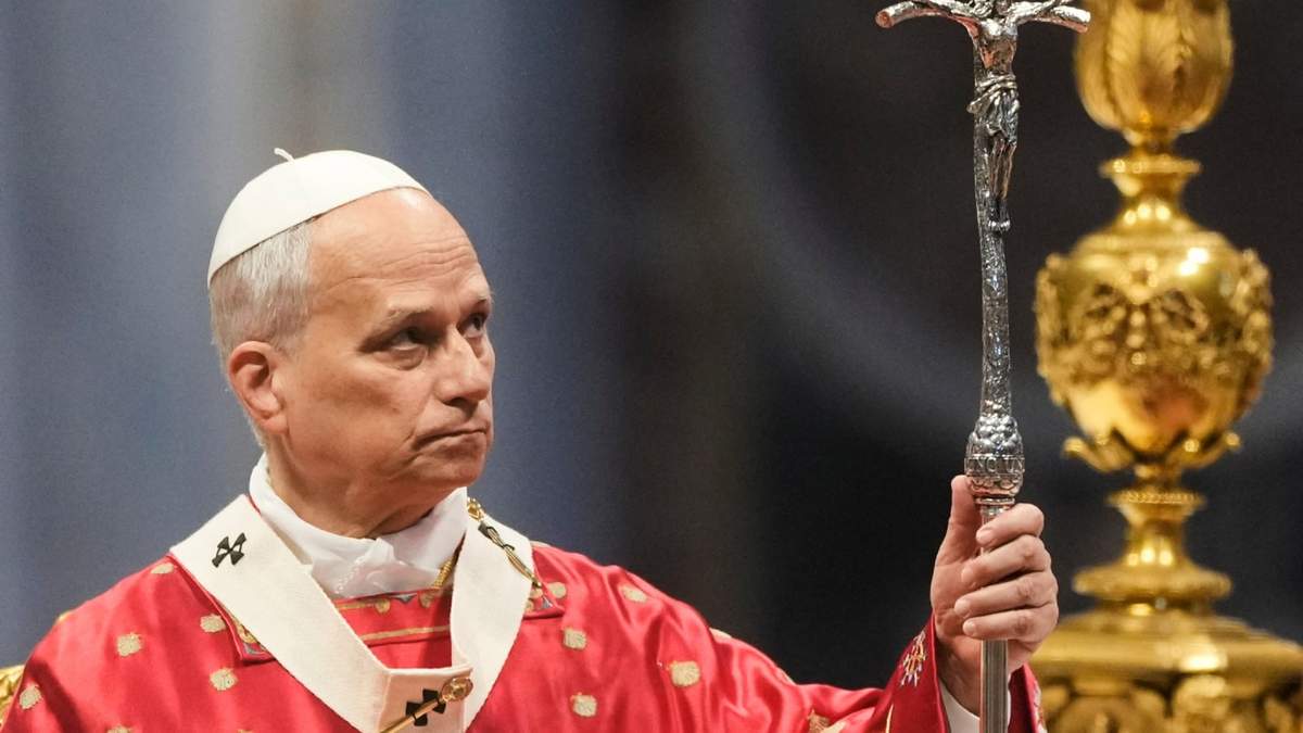 El papa León XIV sostiene un bastón pastoral mientras celebra una misa de Pentecostés en la basílica de San Pedro del Vaticano
