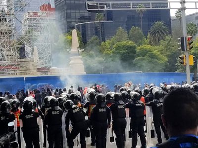 Chocan policías y encapuchadas en alrededores del Ángel de la Independencia