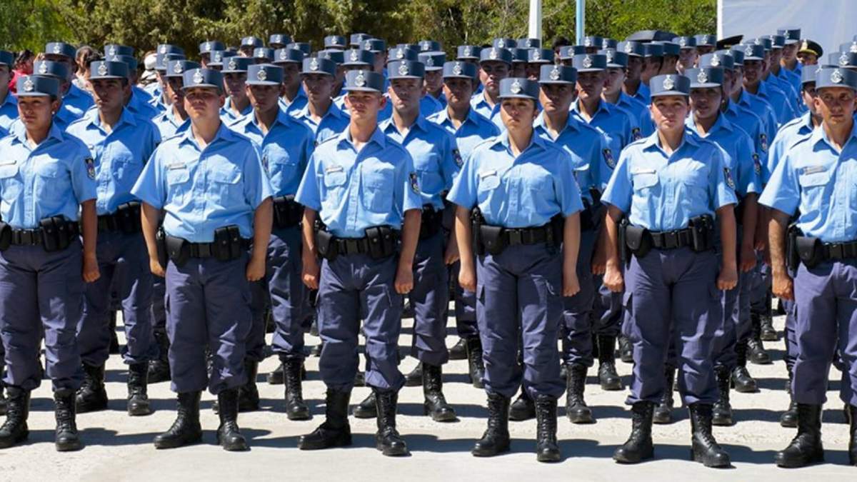 Formación de los aspirantes a la Policía de Neuquén. Fuente: (Twitter).