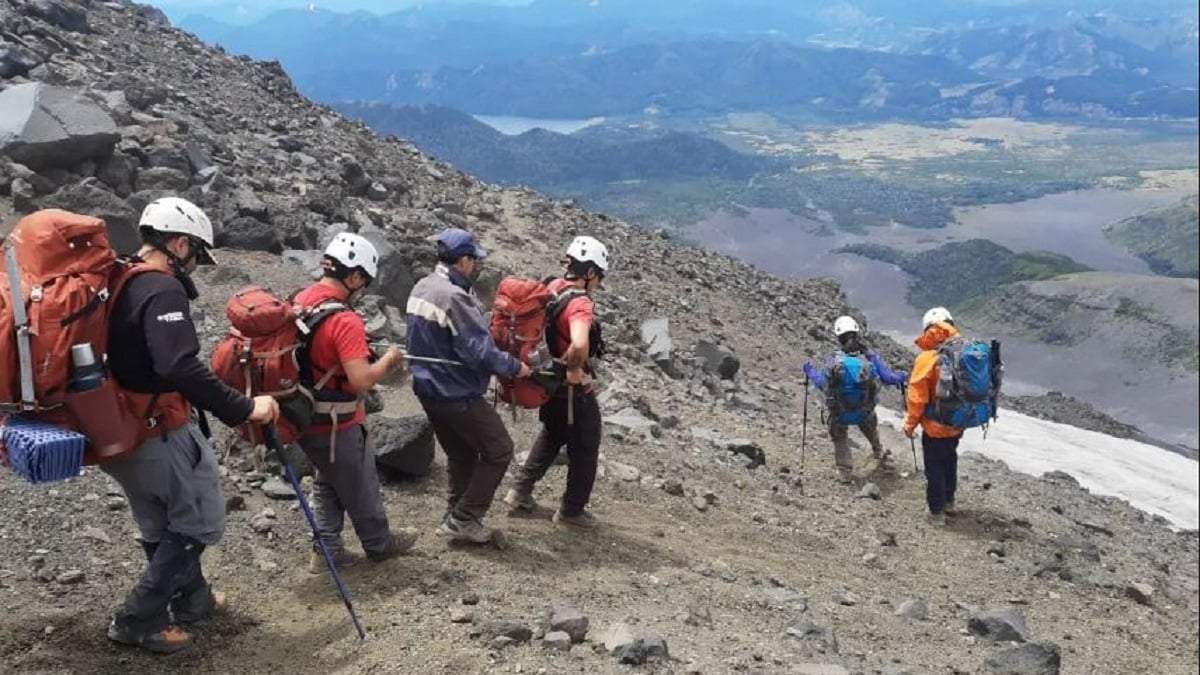 Los rescatistan acompañan en el descenso del volcán, al hombre rescatado con ceguera temporal. Fuente: (ICE)
