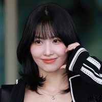 El look total black de Momo, de Twice, ideal para el invierno