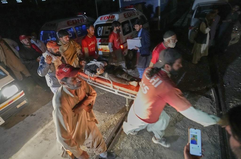 Pasajero herido del tren secuestrado en Baluchistán, Pakistán, es cargado en una camilla para recibir atención médica