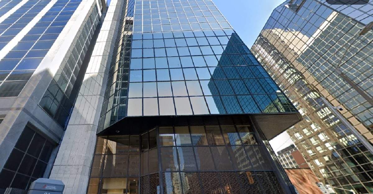 la embajada argentina en Canadá no tiene sede propia, sino oficinas en un moderno edificio en el centro de Otawa. Fuente (Google maps)