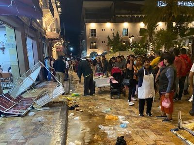 Camión destruye comercios de zona peatonal de San Juan de los Lagos; hay 6 heridos (Video)