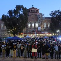 La policía empieza a desmontar barricadas en campamento de protesta propalestino en UCLA