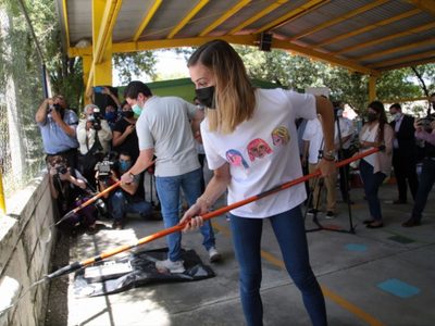 Samuel García y su esposa piden a empresarios apadrinar escuelas en Nuevo León