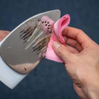 Con cosas que tenés en casa, el trucazo para eliminar los residuos quemados en la plancha de ropa