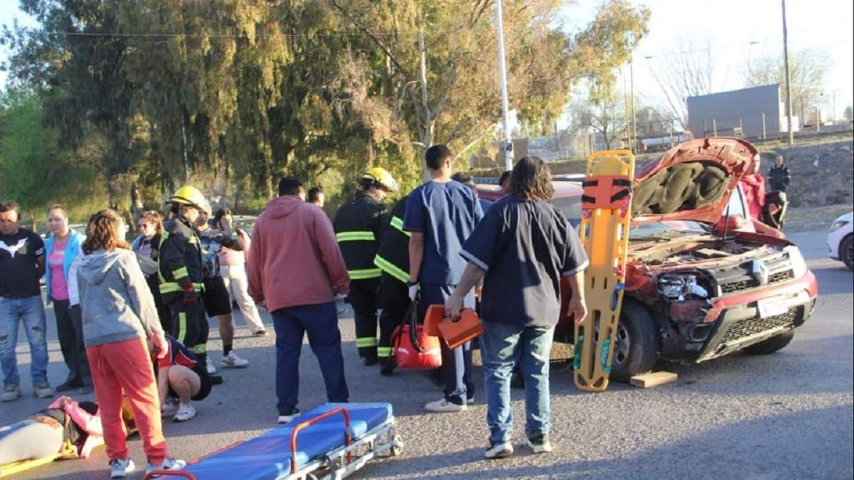 El personal de emergencias asistió a los automovilistas lesionados. Fuente: (Centenario Digital)