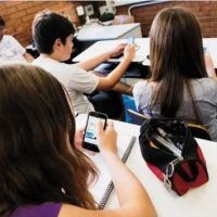 Un proyecto de ley busca restringir el uso de celulares a alumnos de escuelas de Neuquén