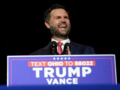 JD Vance, compañero de fórmula de Donald Trump, arremete contra Kamala Harris