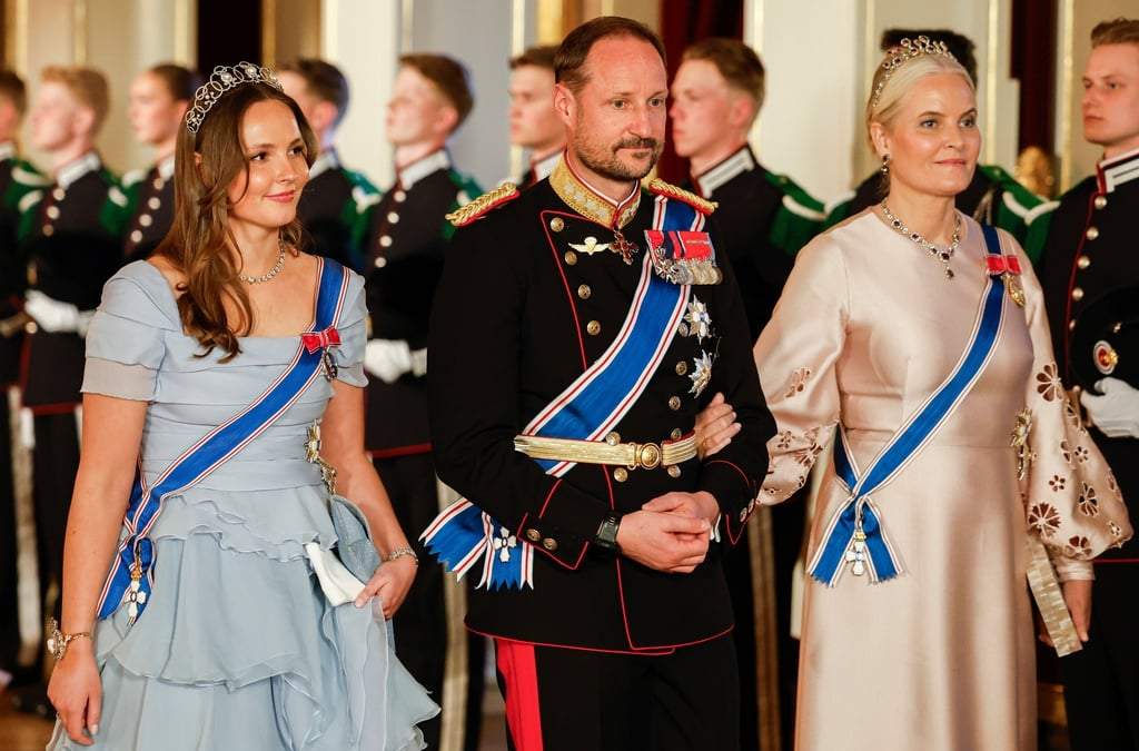 De izquierda a derecha: la princesa noruega Ingrid Alexandra, el príncipe Haakon y la princesa Mette-Marit en vías a una cena formal en el palacio en Oslo, el 8 de abril del 2025