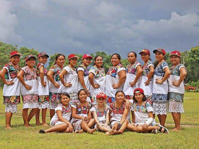 La rebeldía de las peloteras mayas: franelas no, enaguas sí