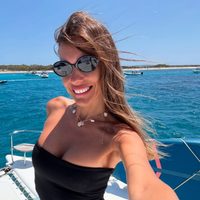 Diseño liviano, estampado y versátil: Pampita enseña cómo elevar una pieza bohemia con elegancia mediterránea