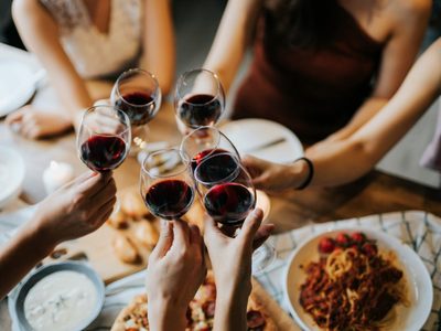 Prohíben las reuniones sociales en todo el país: qué lugares entran en la nueva normativa