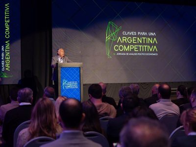 Cornejo: "Tenemos que tomar menos deuda"