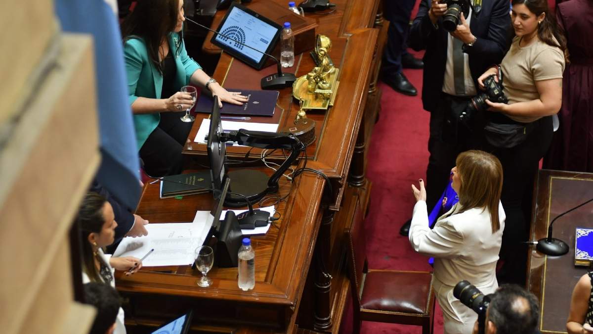 La interna en el Gobierno no cesa. En en un nuevo capítulo, la secretaria general de la Presidencia, Karina Milei, y el jefe de Gabinete, Manuel Adorni, asisten a la jura de Patricia Bullrich.