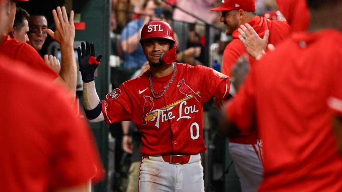 Masyn Winn (0), de los Cardenales de San Luis, celebra con sus compañeros de equipo después de conectar un jonrón contra los Dodgers de Los Ángeles