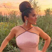 ¿Tamaño real? Salma Hayek tiene un escote tan profundo que ¡explotó el primer plano!