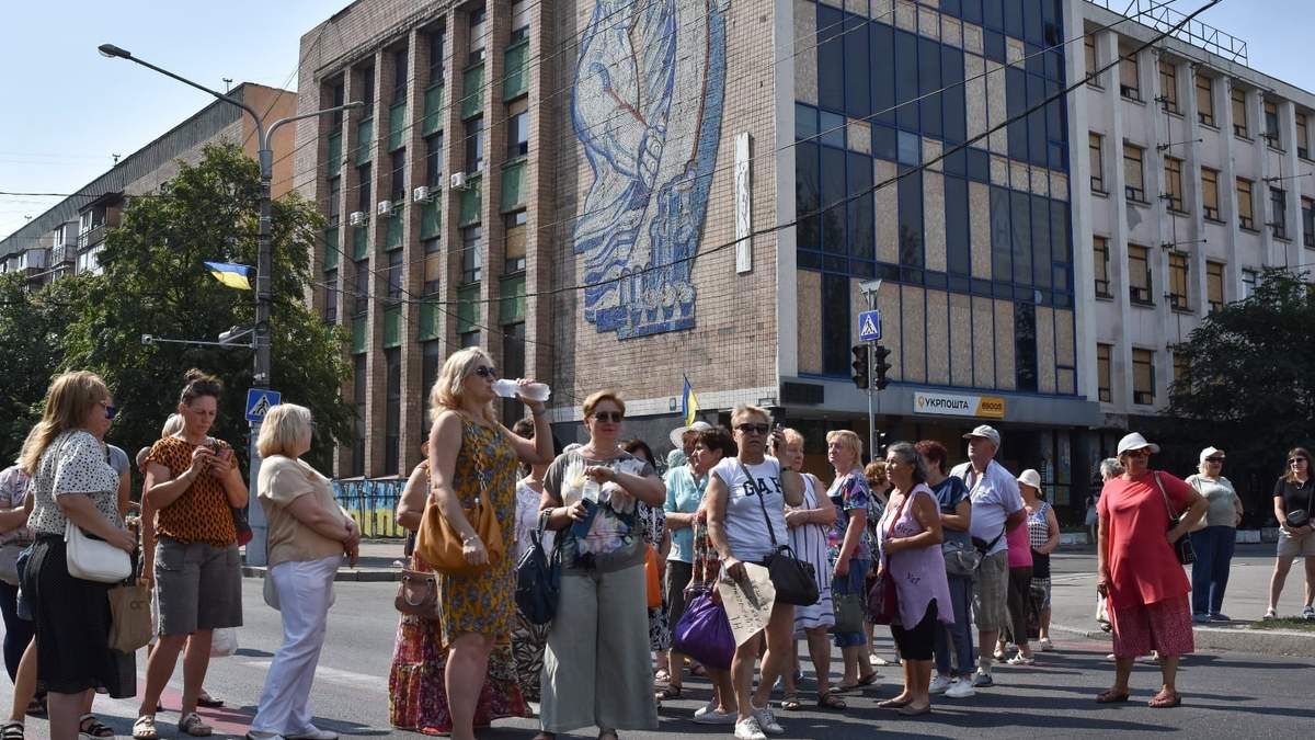 Un grupo de personas bloquea el tránsito durante una protesta contra los cortes de luz provocados por los daños causados por los ataques rusos en la infraestructura eléctrica del país, en la provincia de Zaporiyia, en el centro de Ucrania