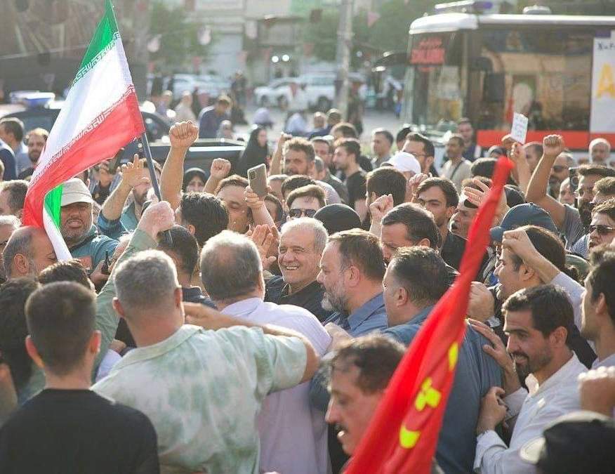 El presidente de Irán, Masud Pezeshkian, durante una manifestación contra los bombardeos estadunidenses, este domingo 22 de junio, en Irán