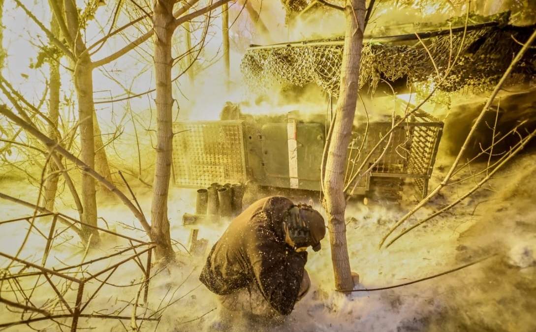 En esta imagen proporcionada por el servicio de prensa de la 24ta Brigada Mecanizada de Ucrania, militares ucranianos disparan un obús autopropulsado 2S1 Gvozdika hacia posiciones rusas cerca de Chasiv Yar, región de Donetsk, Ucrania, el domingo 18 de enero de 2026. (Oleg Petrasiuk/Servicio de prensa de la 24ta Brigada Mecanizada de Ucrania via AP)