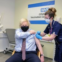 Boris Johnson recibe primera dosis de la vacuna de AstraZeneca