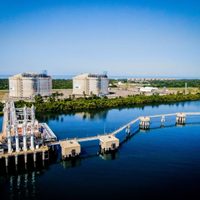 Buque cisterna llega a Manzanillo con un cargamento de gas natural licuado