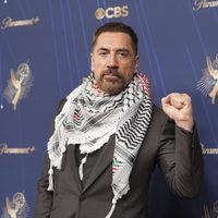 Javier Bardem acude a los Emmy con un pañuelo palestino al cuello y denuncia el “genocidio en Gaza”