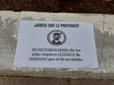 Polémicas pegatinas en Cipolletti cuestionaron el uso de barbijo